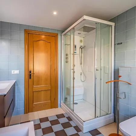 Casa vacanze 5 Bedroom Amazing In Sant Cebria De Vallalt *