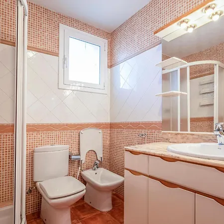 Casa vacanze 5 Bedroom Amazing In Sant Cebria De Vallalt