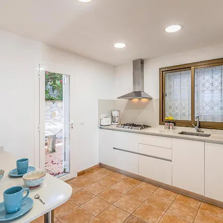 Casa vacanze 5 Bedroom Amazing In Sant Cebria De Vallalt